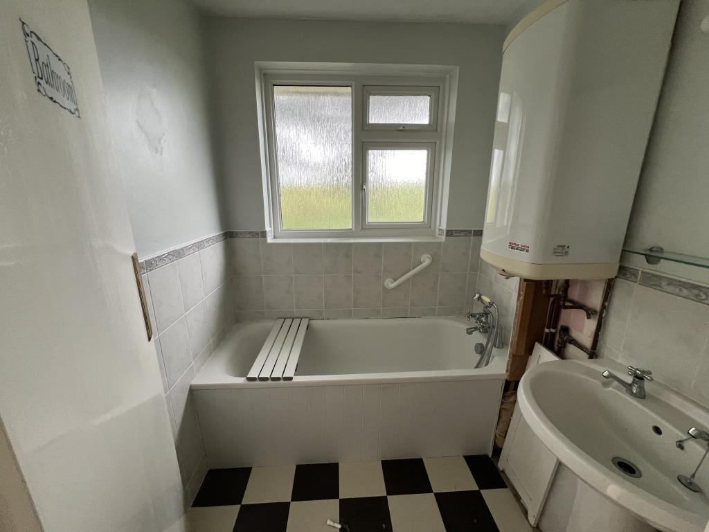 Lot: 115 - COTTAGE FOR REFURBISHMENT WITH LARGE GARDEN AND PARKING, PLUS SEPARATE PADDOCK - General photo of bathroom